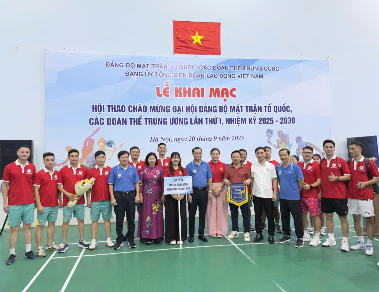 Đoàn vận động viên Trung ương Hội Chữ thập đỏ Việt Nam sôi nổi tham gia Hội thao chào mừng Đại hội Đảng bộ MTTQ và các đoàn thể Trung ương