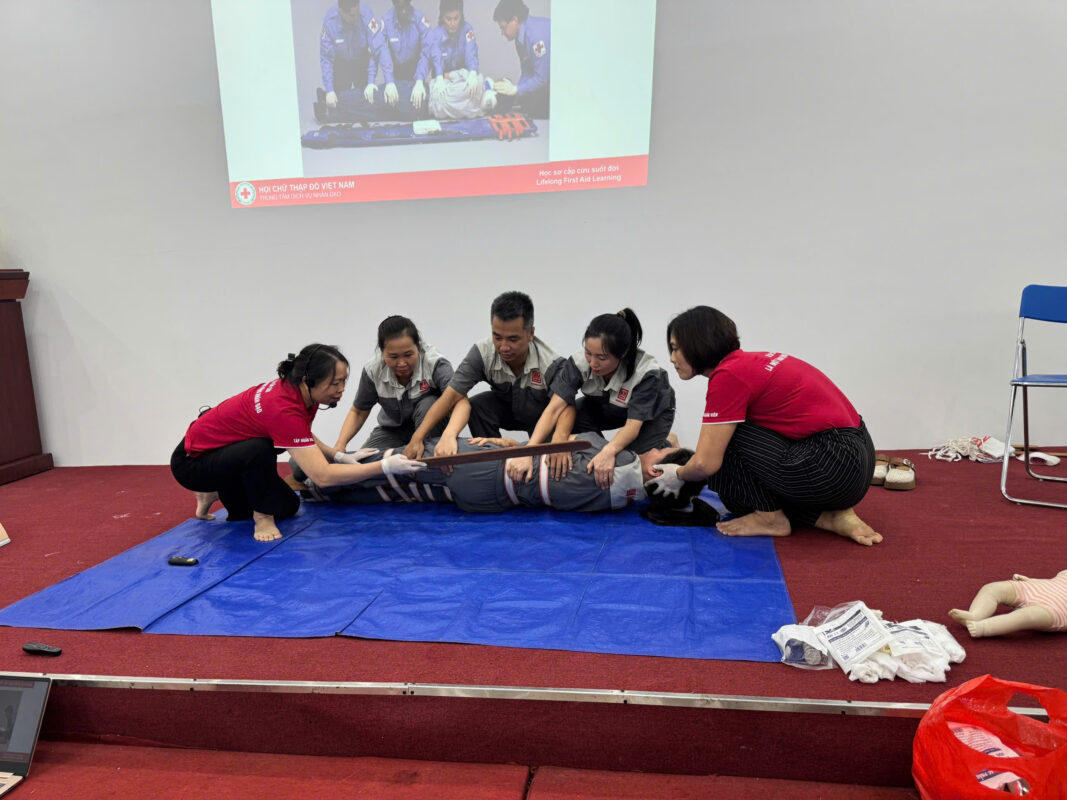 Trung tâm Dịch vụ Nhân đạo tập huấn kỹ năng sơ cấp cứu cho cán bộ, nhân viên Công ty Cổ phần Văn phòng phẩm Hồng Hà